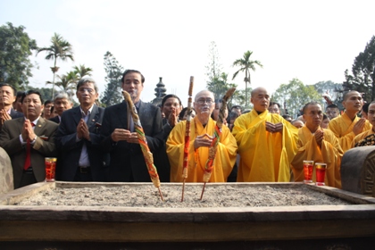 Hàng vạn du khách đổ về trẩy hội chùa Hương.