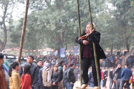 Choáng với những cụ bà gần 80 tuổi chơi đu tiên tại Hội Lim 5 Choáng với những cụ bà gần 80 tuổi chơi đu tiên tại Hội Lim 5