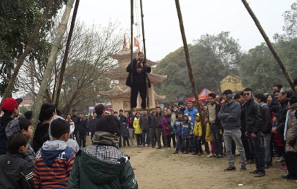 Choáng với những cụ bà gần 80 tuổi chơi đu tiên tại Hội Lim 6 Choáng với những cụ bà gần 80 tuổi chơi đu tiên tại Hội Lim 6