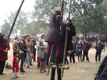 Choáng với những cụ bà gần 80 tuổi chơi đu tiên tại Hội Lim 2 Choáng với những cụ bà gần 80 tuổi chơi đu tiên tại Hội Lim 2