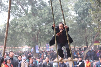 Choáng với những cụ bà gần 80 tuổi chơi đu tiên tại Hội Lim 4 Choáng với những cụ bà gần 80 tuổi chơi đu tiên tại Hội Lim 4