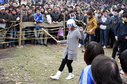 Choáng với những cụ bà gần 80 tuổi chơi đu tiên tại Hội Lim 10 Choáng với những cụ bà gần 80 tuổi chơi đu tiên tại Hội Lim 10