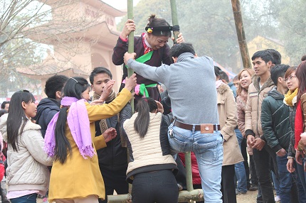 Choáng với những cụ bà gần 80 tuổi chơi đu tiên tại Hội Lim 8 Choáng với những cụ bà gần 80 tuổi chơi đu tiên tại Hội Lim 8