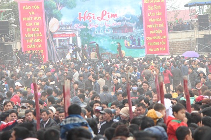 Choáng với những cụ bà gần 80 tuổi chơi đu tiên tại Hội Lim 1 Choáng với những cụ bà gần 80 tuổi chơi đu tiên tại Hội Lim 1