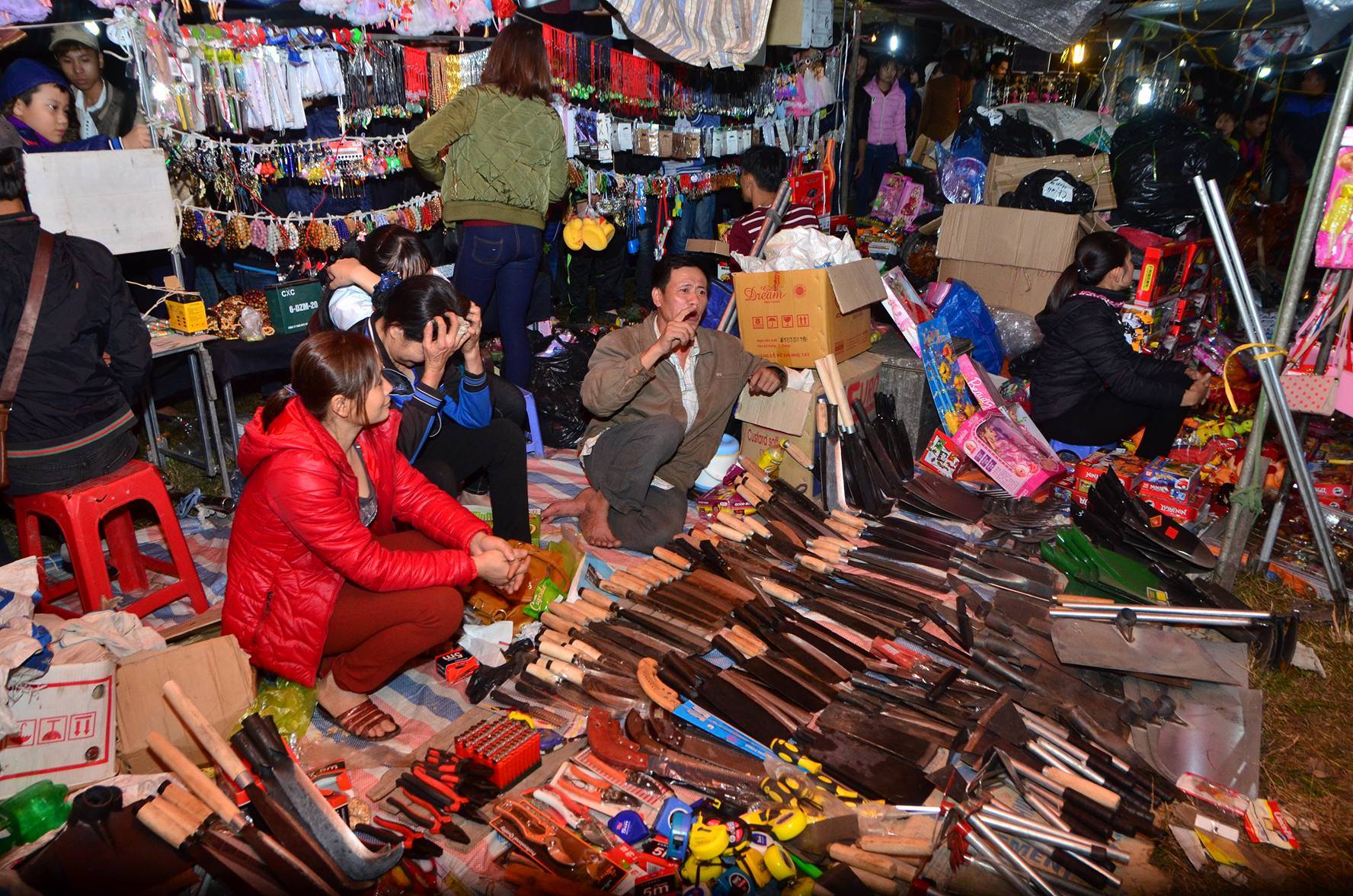 Bất chấp mưa lạnh, chợ Viềng đông nghịt khách 'mua may bán rủi'
