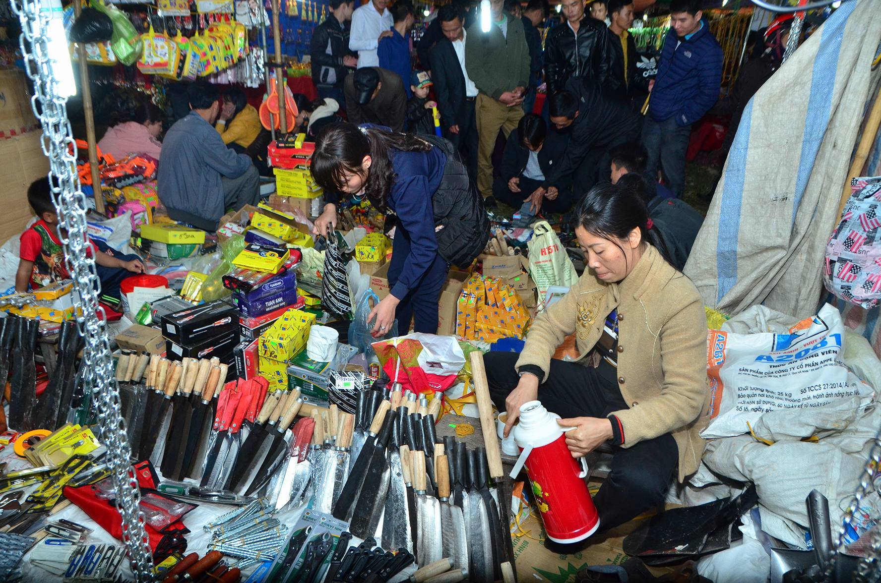 Bất chấp mưa lạnh, chợ Viềng đông nghịt khách 'mua may bán rủi'