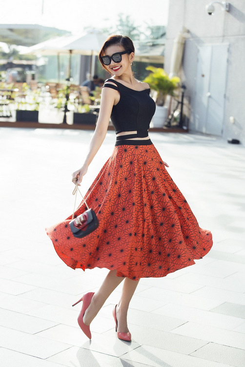 Thanh Hằng xuống phố đầu năm với váy áo rực rỡ