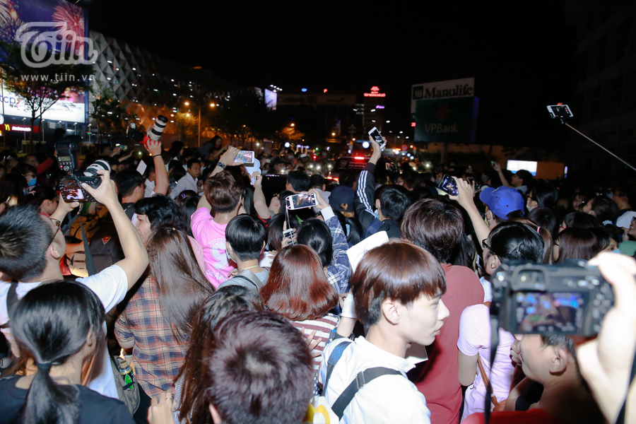 Yoona (SNSD) đến Việt Nam lúc nửa đêm, fan Việt xếp hàng dài chào đón