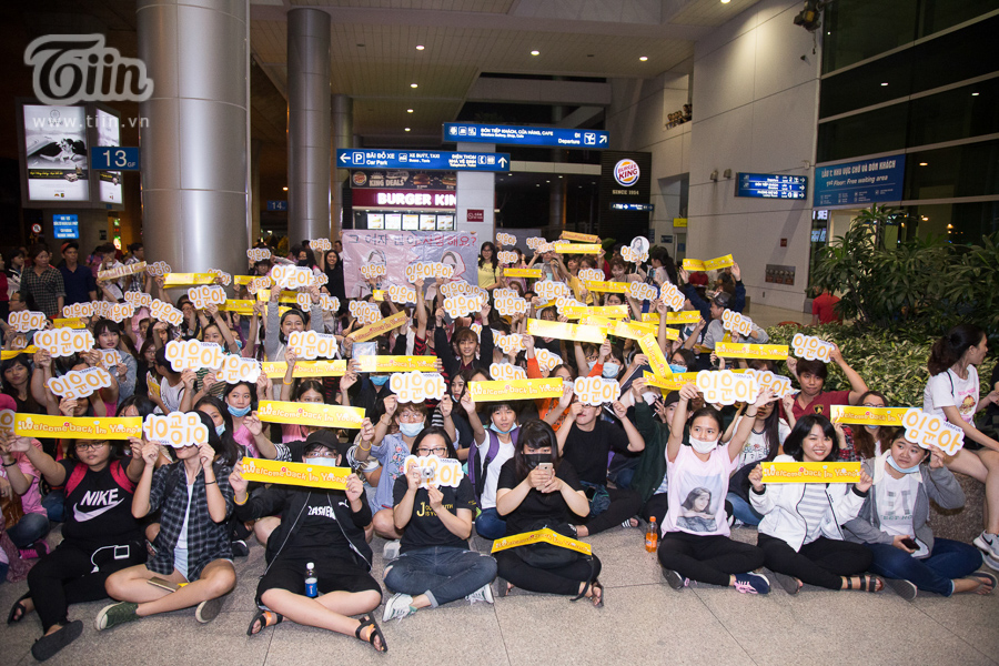 Yoona (SNSD) đến Việt Nam lúc nửa đêm, fan Việt xếp hàng dài chào đón
