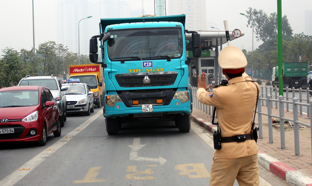 Hà Nội ra quân xử phạt ô tô, xe máy lấn làn buýt nhanh