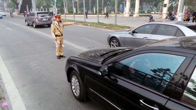 Hà Nội ra quân xử phạt ô tô, xe máy lấn làn buýt nhanh