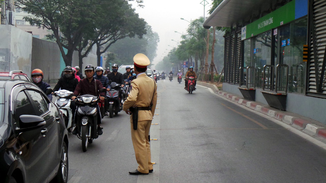 Hà Nội ra quân xử phạt ô tô, xe máy lấn làn buýt nhanh