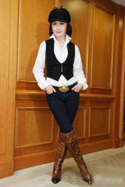 Vì có phong cách trẻ trung, diễn viên thường được khán giả gọi là Búp bê không tuổi