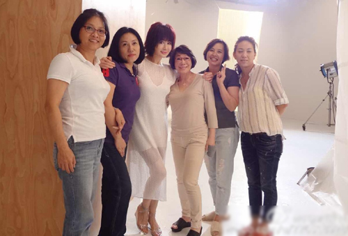 vay-ao-giup-vo-tac-thien-phan-nghinh-tu-tuoi-tre-o-tuoi-70-5