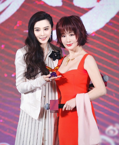 vay-ao-giup-vo-tac-thien-phan-nghinh-tu-tuoi-tre-o-tuoi-70-2