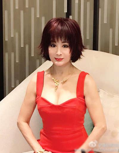 vay-ao-giup-vo-tac-thien-phan-nghinh-tu-tuoi-tre-o-tuoi-70-1