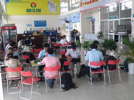 Nhiều phóng viên túc trực tại sân bay Cà Mau (Ảnh: Huỳnh Hải)