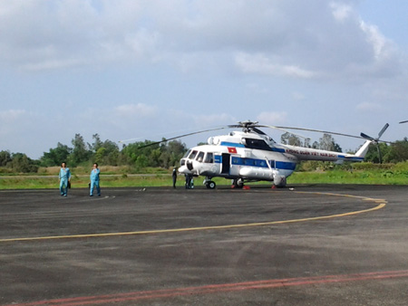 Trực thăng Mi 171 số hiệu 8431 đáp xuống sân bay Cà Mau