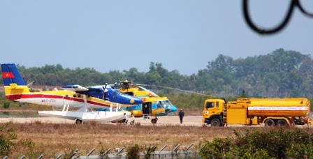 Thủy phi cơ DH-C6 đang tiếp nhiên liệu để tiếp tục cất cánh ra vùng biển (Ảnh: Công Quang)