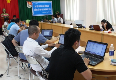 Thủy phi cơ DH-C6 đang tiếp nhiên liệu để tiếp tục cất cánh ra vùng biển (Ảnh: Công Quang)