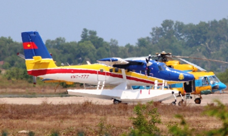 Thủy phi cơ DH-C6 đang tiếp nhiên liệu để tiếp tục cất cánh ra vùng biển (Ảnh: Công Quang)