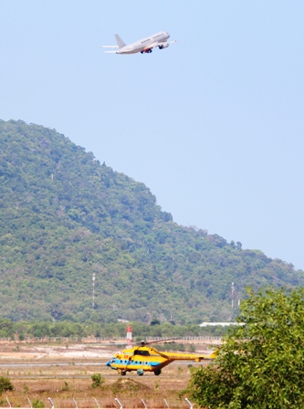 Chờ một máy bay dân dụng cất cánh trước