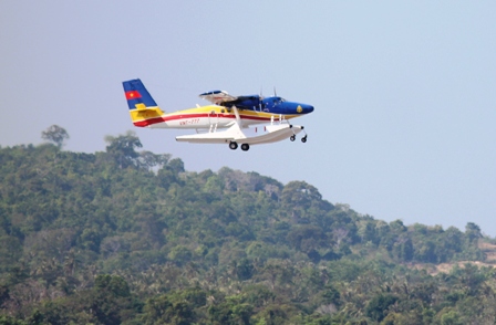 Chiếc thủy phi cơ lên đường. (Ảnh: Công Quang)