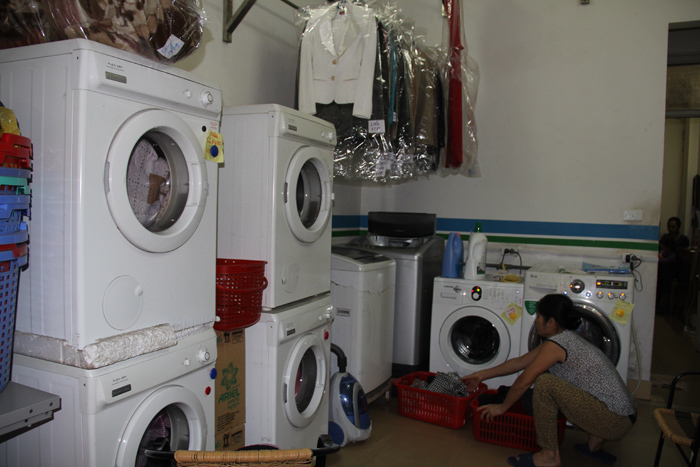 Mưa phùn kéo dài, dịch vụ giặt là làm hết công suất - 1
