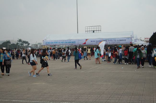 Fan Việt xếp hàng dài vào xem thần tượng - 1