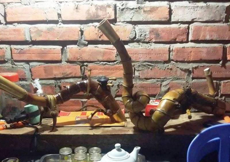 Những chiếc điếu có hình thù kỳ lạ được người thợ làm điếu kỳ công khoan lỗ, đục nỏ, tạo chi tiết, bọc đồng tinh xảo, phải mất cả tuần mới ra được chiếc điếu cày hút được thuốc lào
