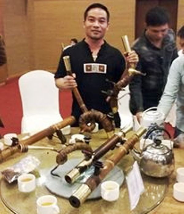 Anh Cường Chè (35 tuổi), ở thành phố Thanh Hóa là thành viên trẻ tuổi đam mê, sở hữu nhiều điếu cày độc trong CLB điếu cày Thanh Hóa.