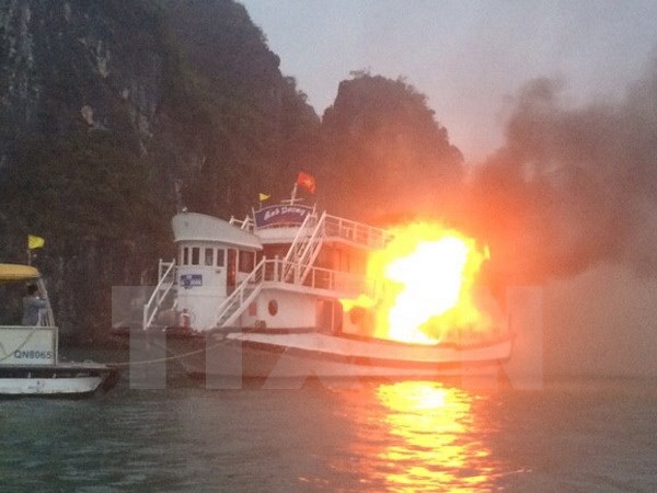 Lại xảy ra một vụ cháy tàu chở khách du lịch trên Vịnh Hạ Long