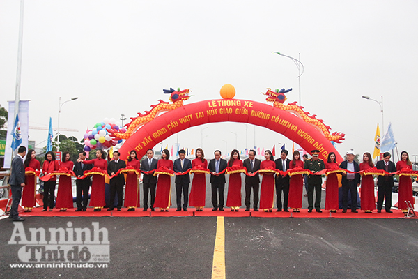 Hà Nội thông xe cầu vượt bằng thép trăm tỷ ở nút giao Cổ Linh