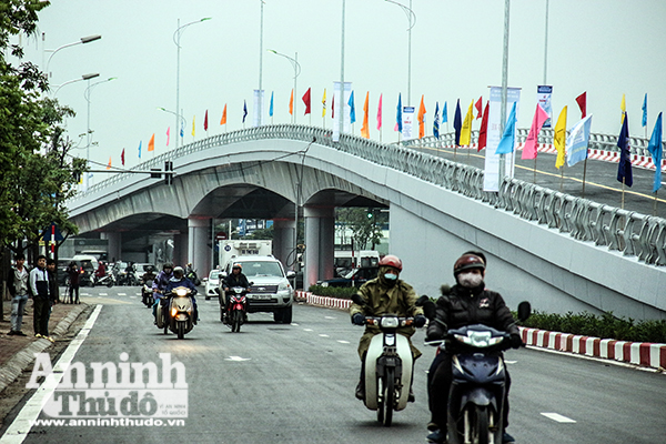 Hà Nội thông xe cầu vượt bằng thép trăm tỷ ở nút giao Cổ Linh
