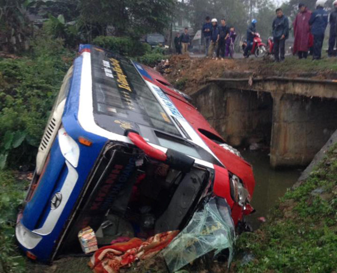 Hơn 20 khách thoát chết khi xe giường nằm lật xuống cống hình ảnh 1 Hơn 20 khách thoát chết khi xe giường nằm lật xuống cống