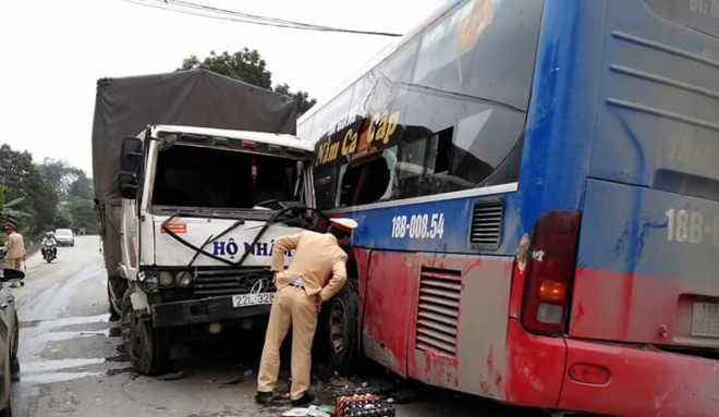 Hơn 20 khách thoát chết khi xe giường nằm lật xuống cống hình ảnh 2 Hơn 20 khách thoát chết khi xe giường nằm lật xuống cống