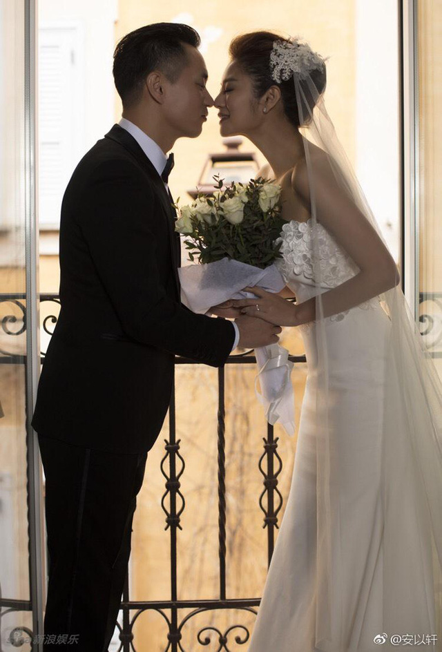 Ngày hôm nay 15/3, An Dĩ Hiên đã bất ngờ xác nhận thông tin, cô đã kết hôn với CEO Trần Vinh Luyện và tung ảnh cưới rất đẹp và lãng mạn. Mối quan hệ giữa nữ diễn viên xinh đẹp và chàng CEO giàu có mới được báo giới phát hiện gần đây. Bản thân An Dĩ Hiên cũng chưa bao giờ nói về mối quan hệ với Vinh Luyện.