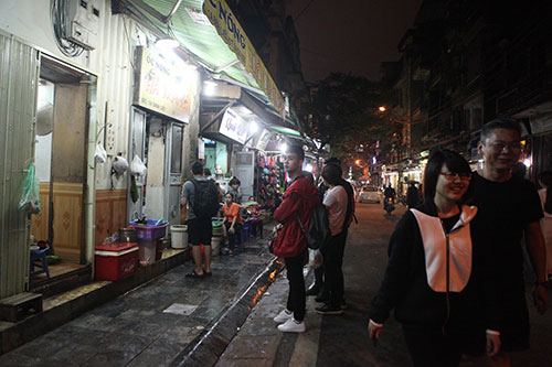 Dân Thủ đô chưng bếp xào nấu, nướng thịt trên hè phố