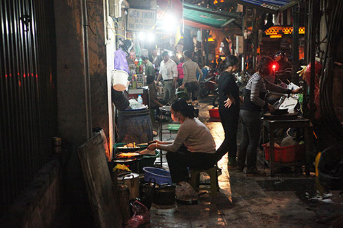 Dân Thủ đô chưng bếp xào nấu, nướng thịt trên hè phố