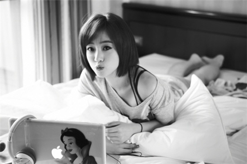 Tara khoe ảnh gợi cảm…trên giường