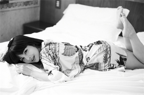 Tara khoe ảnh gợi cảm…trên giường
