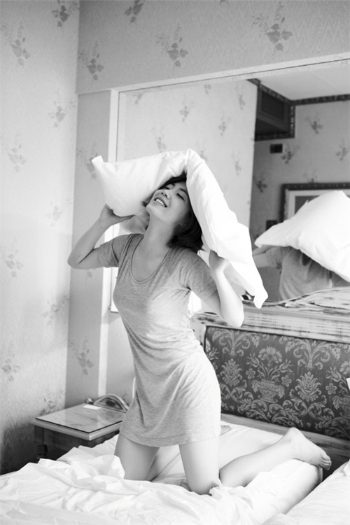 Tara khoe ảnh gợi cảm…trên giường