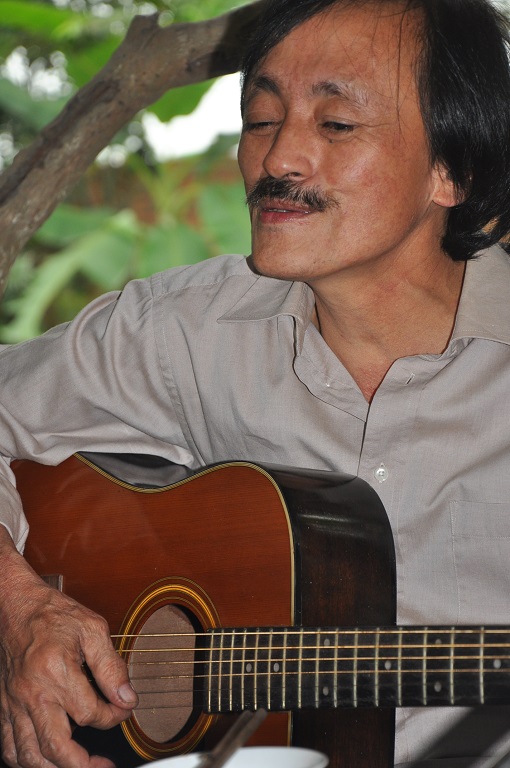 Ngoài đời nghệ sĩ Giang còi biết hát, hát được và chơi đàn được.