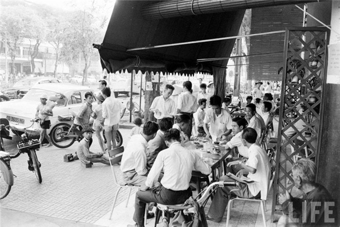 Sài Gòn năm 1961, Sài Gòn 50 năm trước, Việt Nam xưa, cảng Sài Gòn, chợ lớn, xe quân sự, binh sĩ Sài Gòn, Sài Gòn, trại trẻ mồ côi, bãi tập quân sự, doanh trại quân đội, bán hàng rong, chợ Bến Tre, thiệp năm mới, Chợ Lớn, Lê Lợi, đại lộ, thiếu nữ, chùm ảnh, vỉa hè, áo dài, vỉa, khung cảnh, Đồng Khởi,