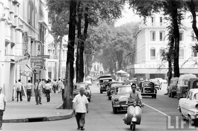 Sài Gòn năm 1961, Sài Gòn 50 năm trước, Việt Nam xưa, cảng Sài Gòn, chợ lớn, xe quân sự, binh sĩ Sài Gòn, Sài Gòn, trại trẻ mồ côi, bãi tập quân sự, doanh trại quân đội, bán hàng rong, chợ Bến Tre, thiệp năm mới, Chợ Lớn, Lê Lợi, đại lộ, thiếu nữ, chùm ảnh, vỉa hè, áo dài, vỉa, khung cảnh, Đồng Khởi,