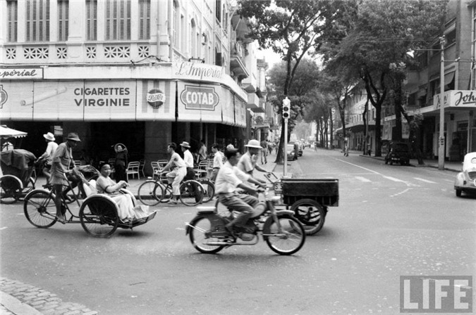 Sài Gòn năm 1961, Sài Gòn 50 năm trước, Việt Nam xưa, cảng Sài Gòn, chợ lớn, xe quân sự, binh sĩ Sài Gòn, Sài Gòn, trại trẻ mồ côi, bãi tập quân sự, doanh trại quân đội, bán hàng rong, chợ Bến Tre, thiệp năm mới, Chợ Lớn, Lê Lợi, đại lộ, thiếu nữ, chùm ảnh, vỉa hè, áo dài, vỉa, khung cảnh, Đồng Khởi,