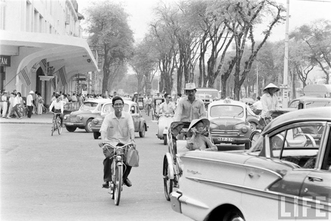 Sài Gòn năm 1961, Sài Gòn 50 năm trước, Việt Nam xưa, cảng Sài Gòn, chợ lớn, xe quân sự, binh sĩ Sài Gòn, Sài Gòn, trại trẻ mồ côi, bãi tập quân sự, doanh trại quân đội, bán hàng rong, chợ Bến Tre, thiệp năm mới, Chợ Lớn, Lê Lợi, đại lộ, thiếu nữ, chùm ảnh, vỉa hè, áo dài, vỉa, khung cảnh, Đồng Khởi,