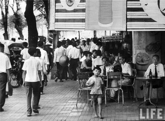 Sài Gòn năm 1961, Sài Gòn 50 năm trước, Việt Nam xưa, cảng Sài Gòn, chợ lớn, xe quân sự, binh sĩ Sài Gòn, Sài Gòn, trại trẻ mồ côi, bãi tập quân sự, doanh trại quân đội, bán hàng rong, chợ Bến Tre, thiệp năm mới, Chợ Lớn, Lê Lợi, đại lộ, thiếu nữ, chùm ảnh, vỉa hè, áo dài, vỉa, khung cảnh, Đồng Khởi,