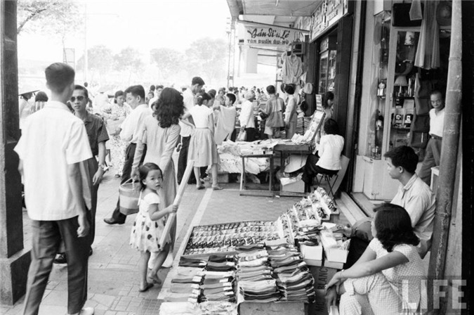 Sài Gòn năm 1961, Sài Gòn 50 năm trước, Việt Nam xưa, cảng Sài Gòn, chợ lớn, xe quân sự, binh sĩ Sài Gòn, Sài Gòn, trại trẻ mồ côi, bãi tập quân sự, doanh trại quân đội, bán hàng rong, chợ Bến Tre, thiệp năm mới, Chợ Lớn, Lê Lợi, đại lộ, thiếu nữ, chùm ảnh, vỉa hè, áo dài, vỉa, khung cảnh, Đồng Khởi,