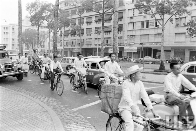 Sài Gòn năm 1961, Sài Gòn 50 năm trước, Việt Nam xưa, cảng Sài Gòn, chợ lớn, xe quân sự, binh sĩ Sài Gòn, Sài Gòn, trại trẻ mồ côi, bãi tập quân sự, doanh trại quân đội, bán hàng rong, chợ Bến Tre, thiệp năm mới, Chợ Lớn, Lê Lợi, đại lộ, thiếu nữ, chùm ảnh, vỉa hè, áo dài, vỉa, khung cảnh, Đồng Khởi,